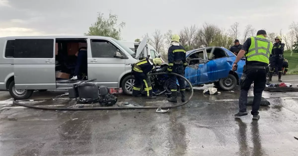 Пожежа після ДТП під Києвом: лобове зіткнення мікроавтобуса і легковика