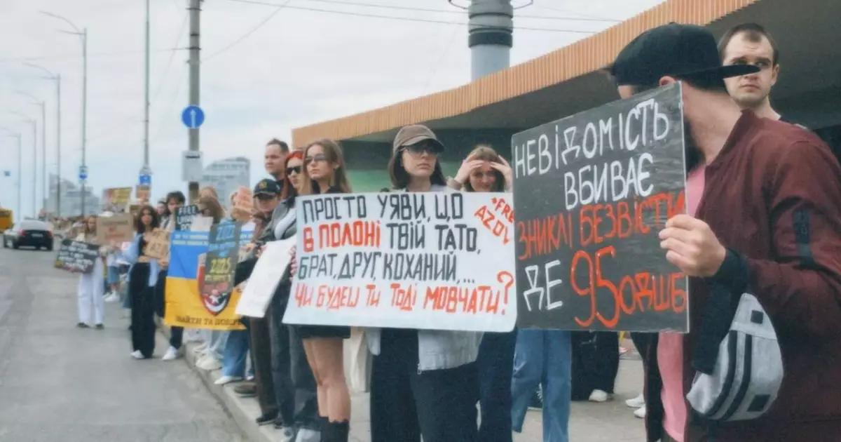 У Києві відбулася акція на підтримку військовополонених: мешканці нагадали про героїв, які чекають на повернення