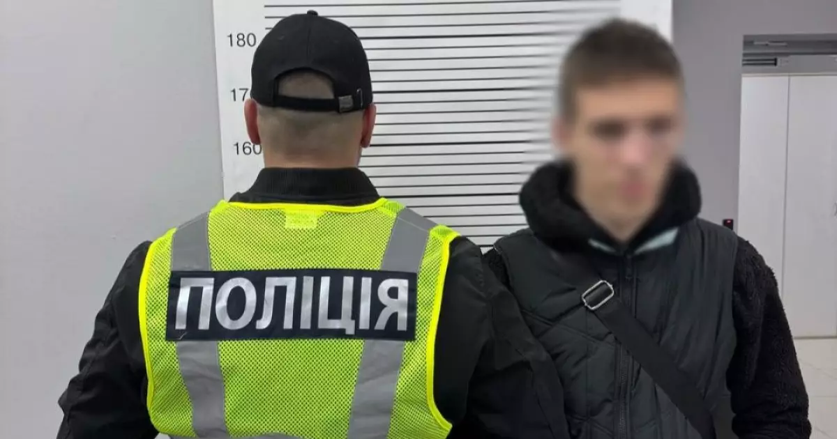 У Голосіївському парку затримали 19-річного наркозакладника: вилучено 67 згортків канабісу