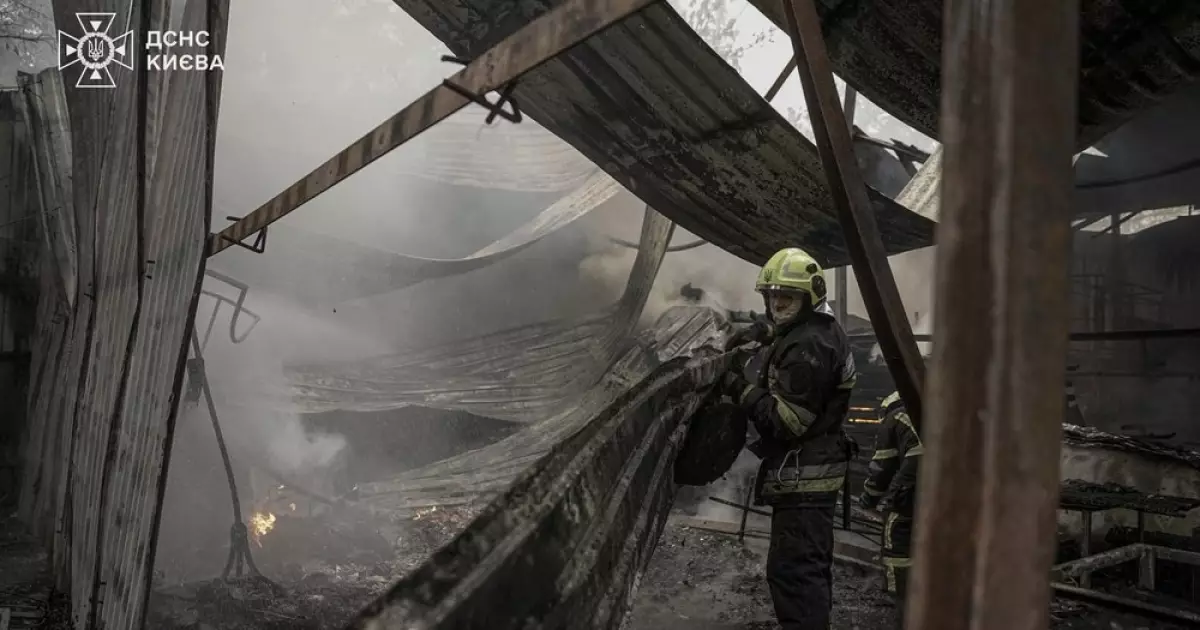 У Гідропарку в Києві сталася масштабна пожежа: ДСНС оперативно ліквідувала загоряння