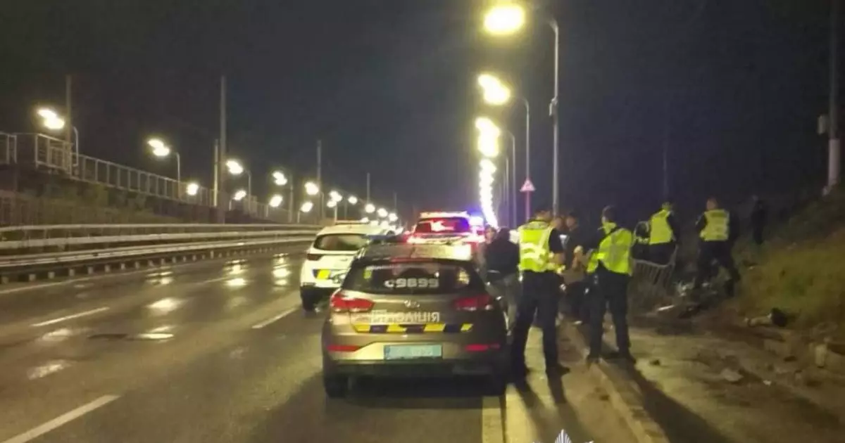 Важка аварія на Дарницькому мосту в Києві: постраждали двоє підлітків, один у критичному стані