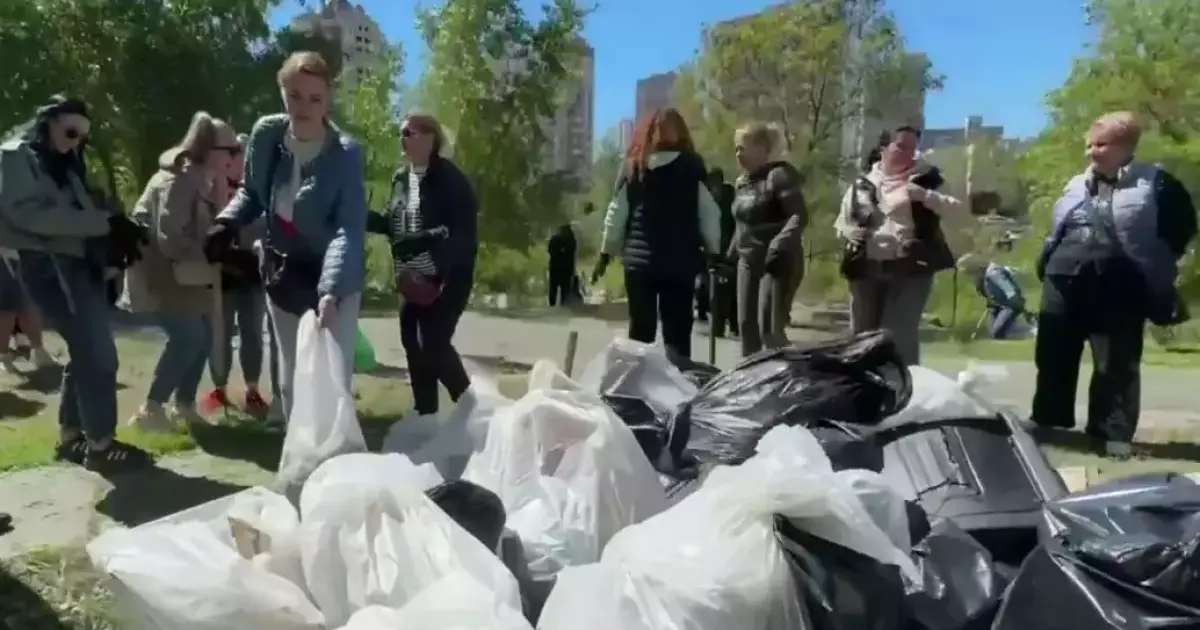 Дарниця прибирає: як кияни власноруч зробили проспект Григоренка чистішим