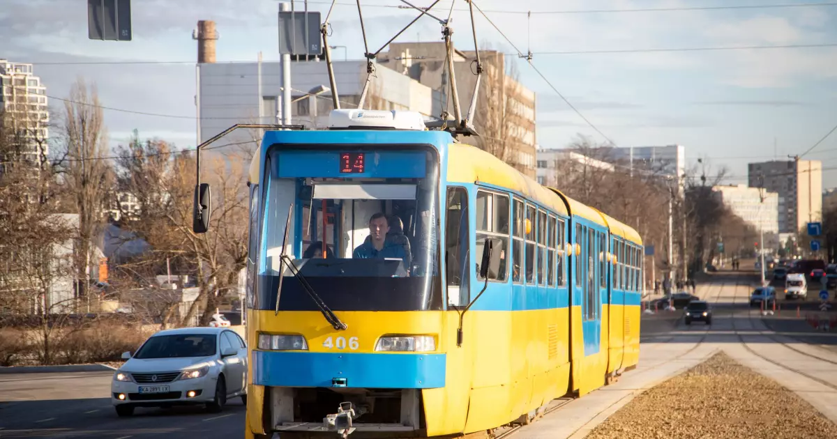 На Лівому березі Києва зупинили трамваї через прорив трубопроводу