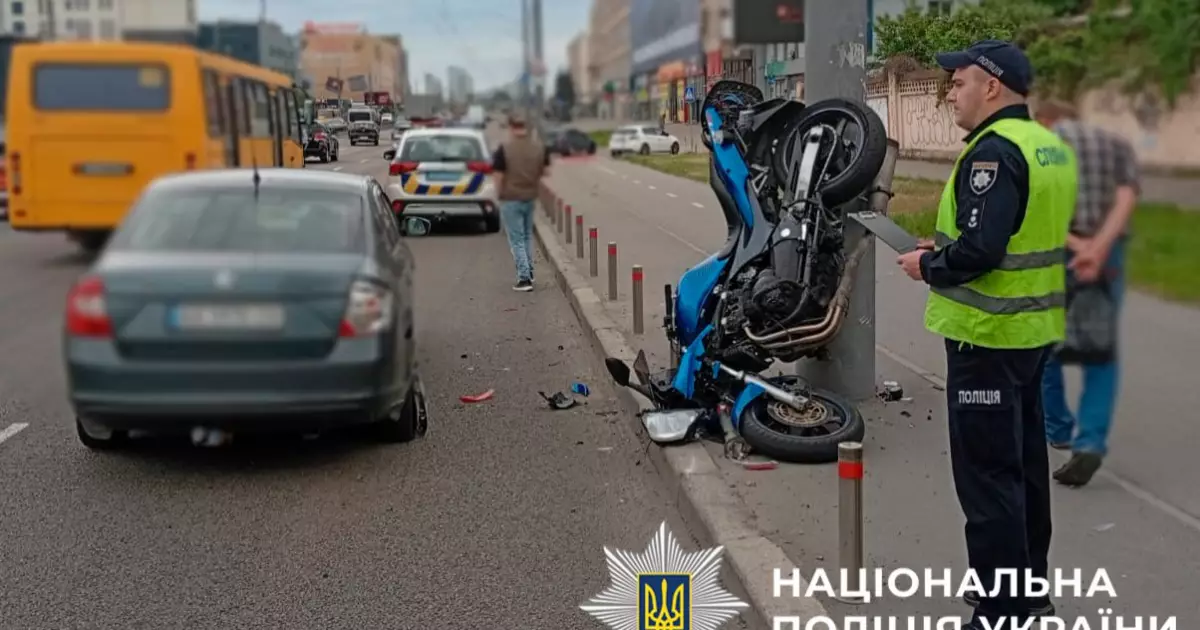 ДТП з мотоциклістом у Києві: що сталося на проспекті Бандери