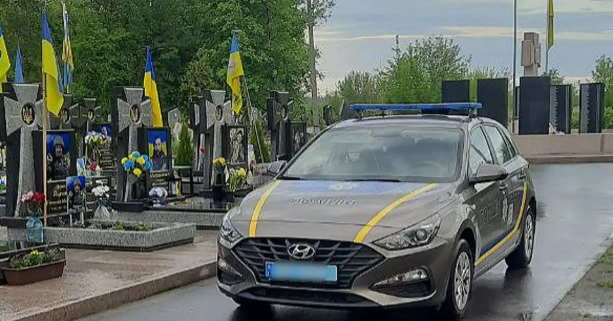 У Києві затримали чоловіка, який крав речі з могил військових