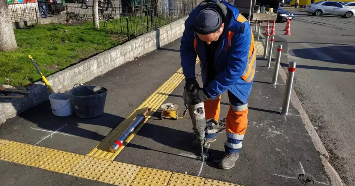 У Києві викрадено майже половину антипаркувальних стовпчиків: хто заважає безпеці пішоходів?
