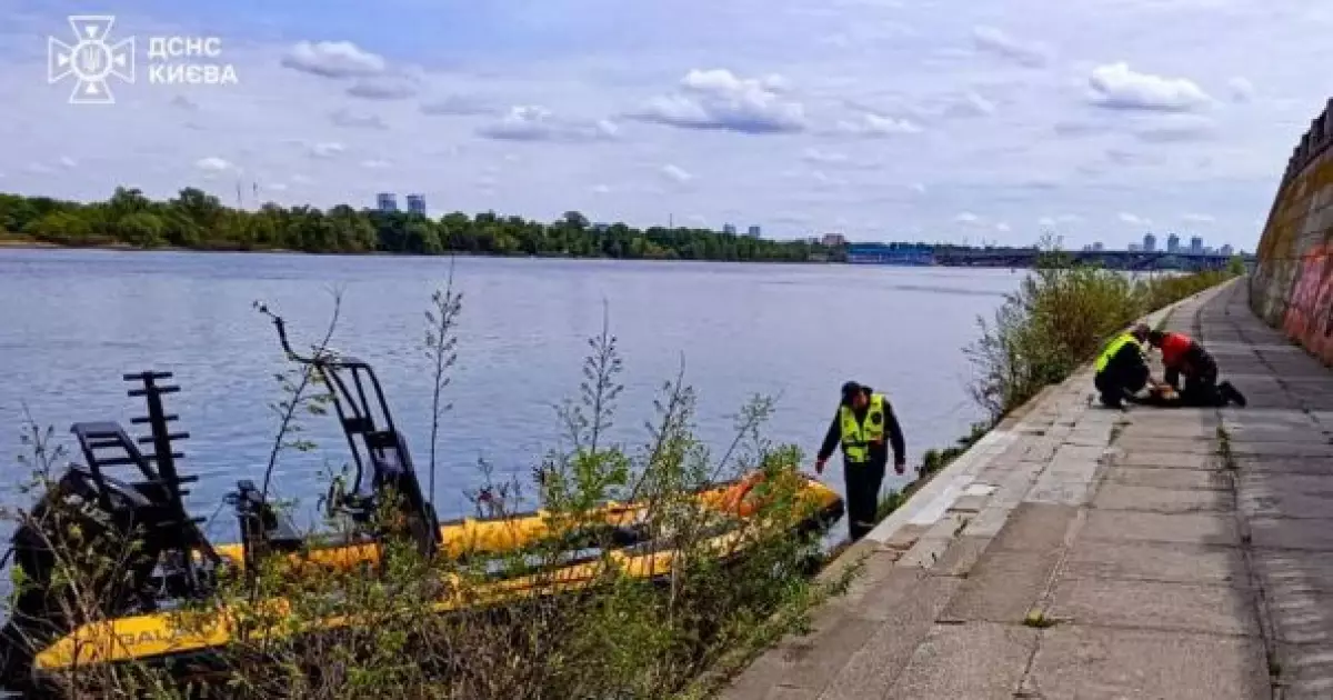 У Києві жінка впала з Пішохідного мосту і потонула: що відомо