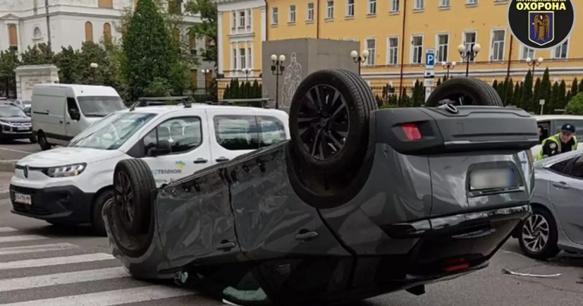 ДТП на бульварі Шевченка в Києві: перевернуте авто і транспортний колапс
