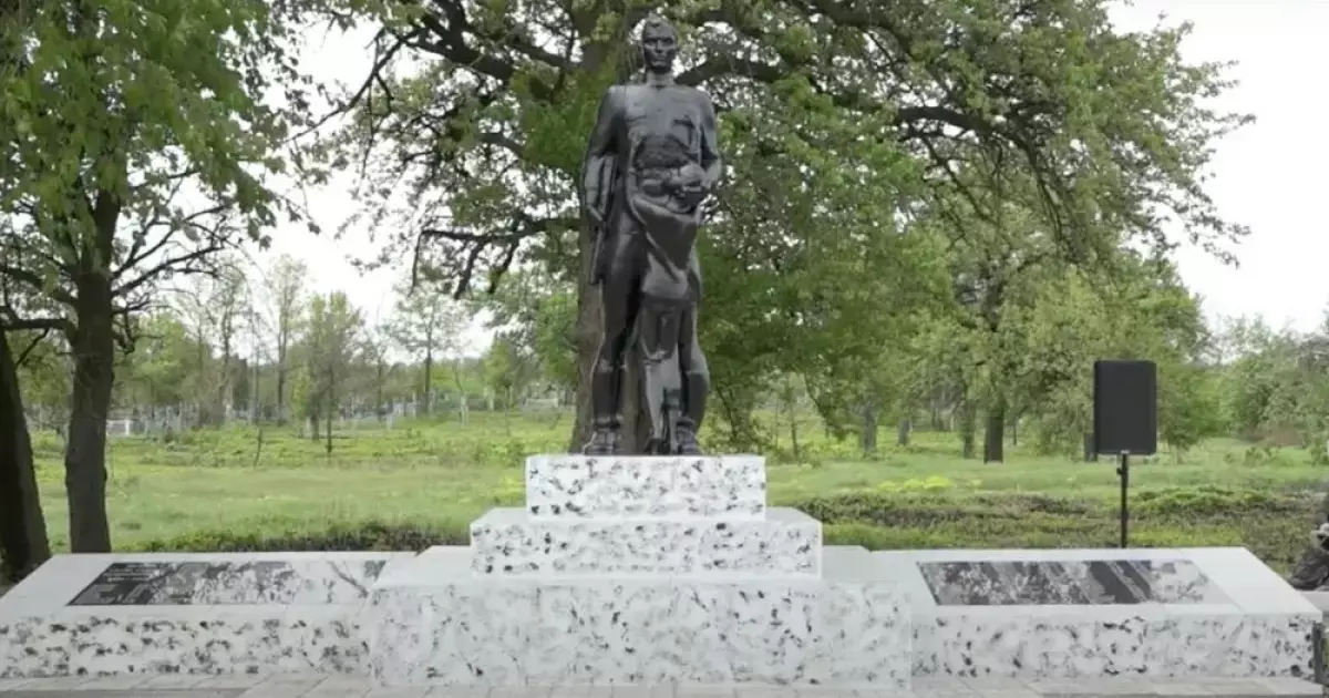 Пам'ятник загиблим у Другій світовій війні оновили в селі Зрайки на Київщині
