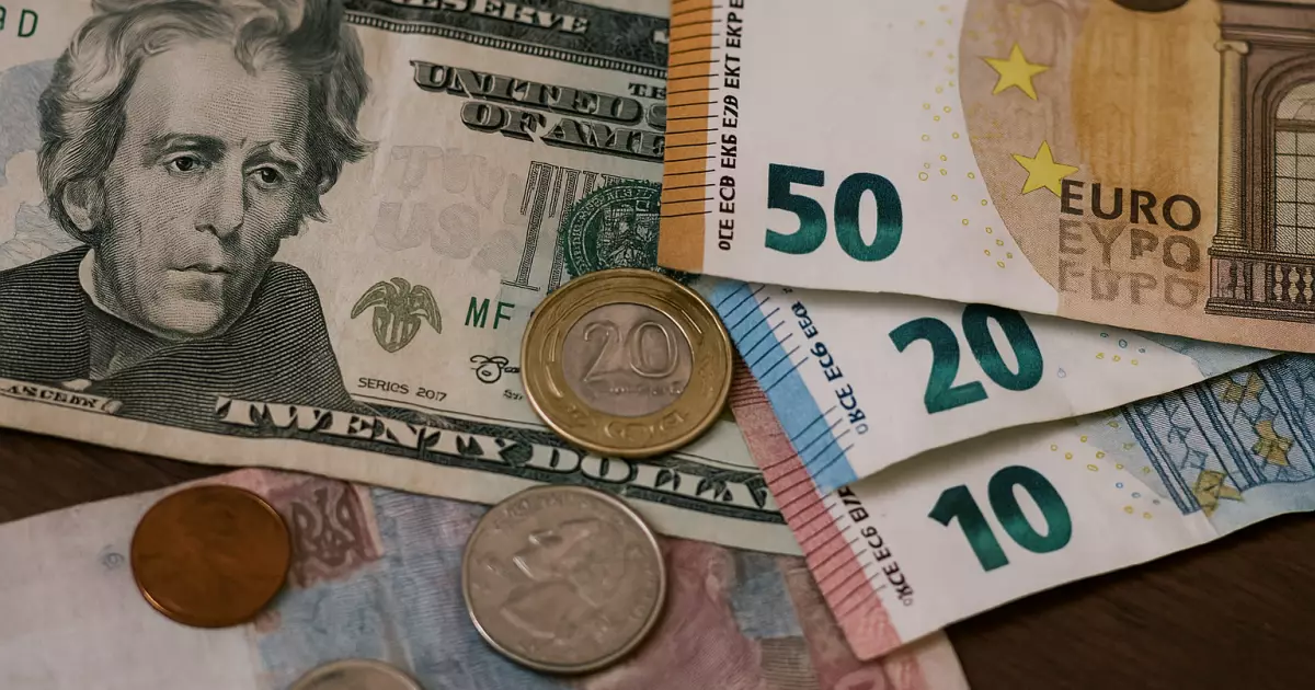 Долар стрімко зростає: курс валют на 9 травня вразив