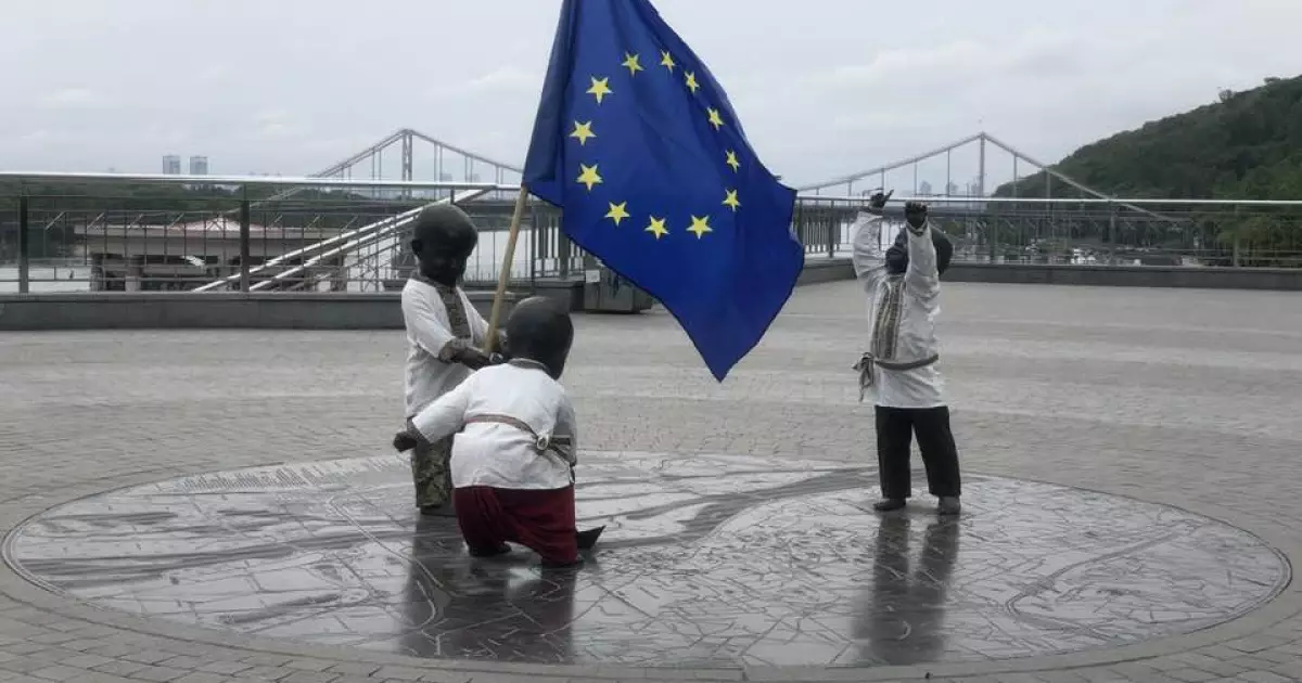 У Києві до Дня Європи переодягнули скульптури засновників міста