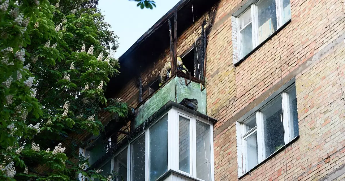 Пожежа у Шевченківському районі Києва: вигоріла квартира на останньому поверсі