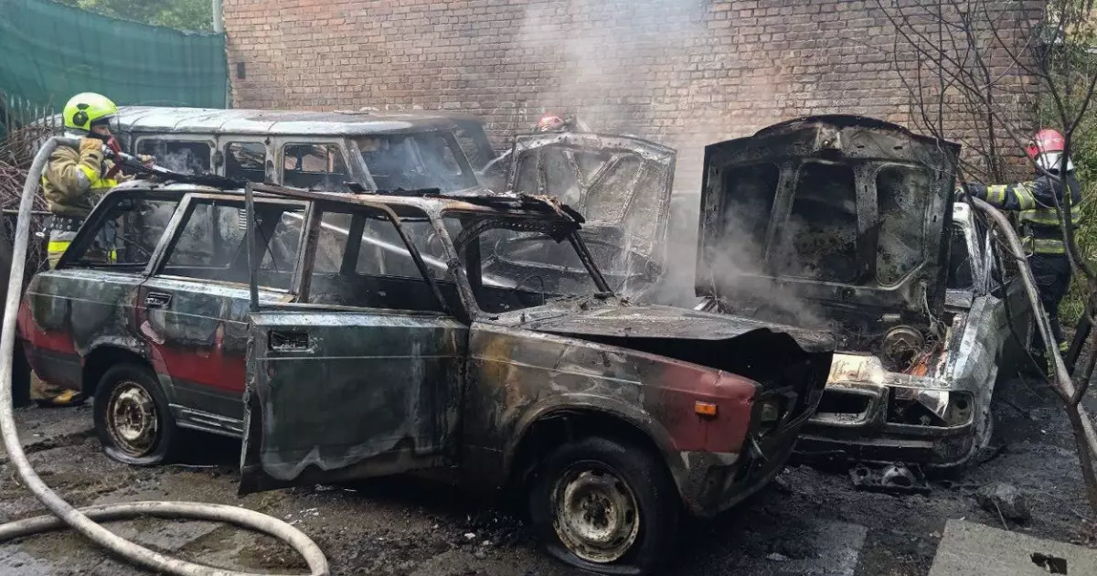 У Києві на Печерську згоріли одразу п’ять покинутих автівок