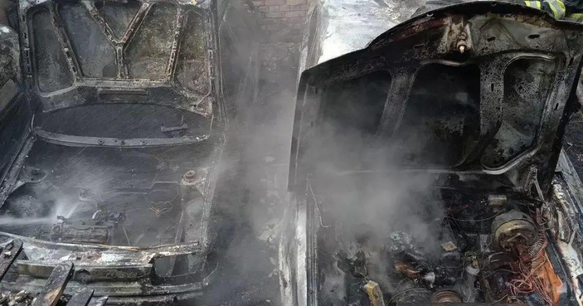 Пожежа на Печерську: у дворі згоріли покинуті авто — що відомо