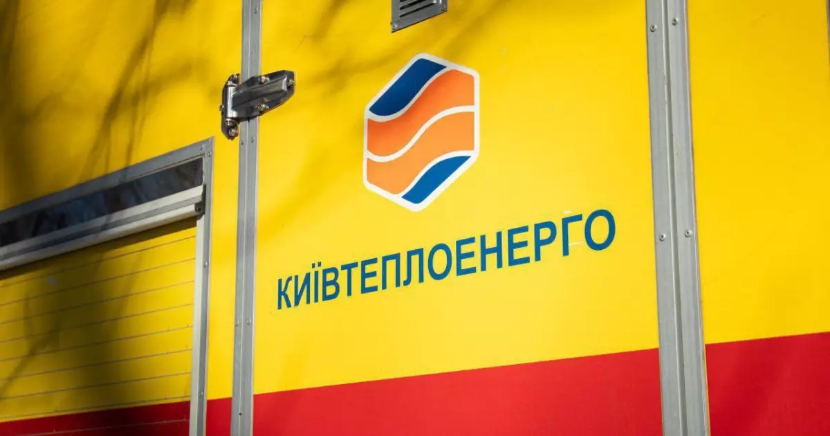 Вода хлинула на дорогу: на Позняках прорвало тепломережу — що відомо