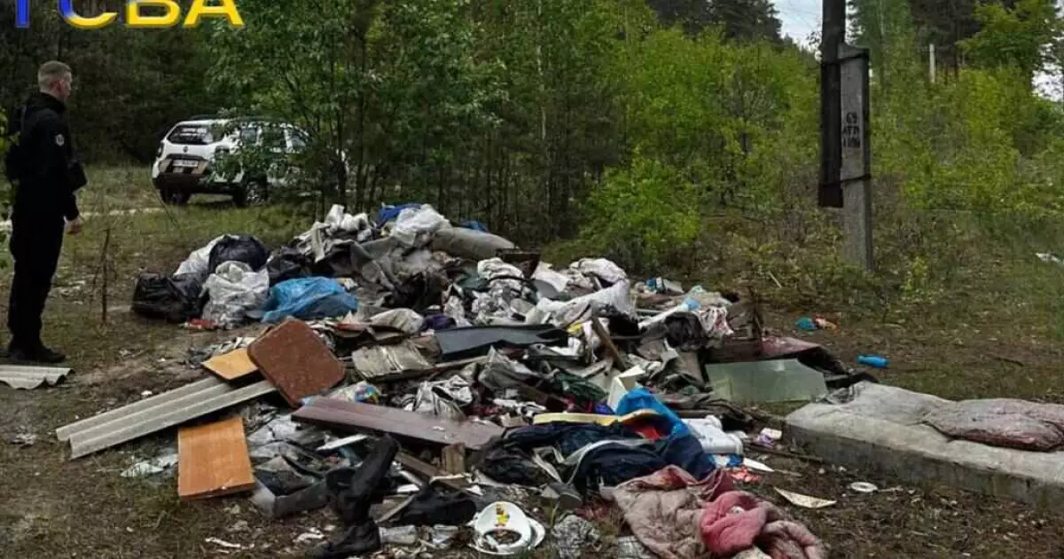 У Гостомелі виявили небезпечне сміттєзвалище прямо серед вулиці