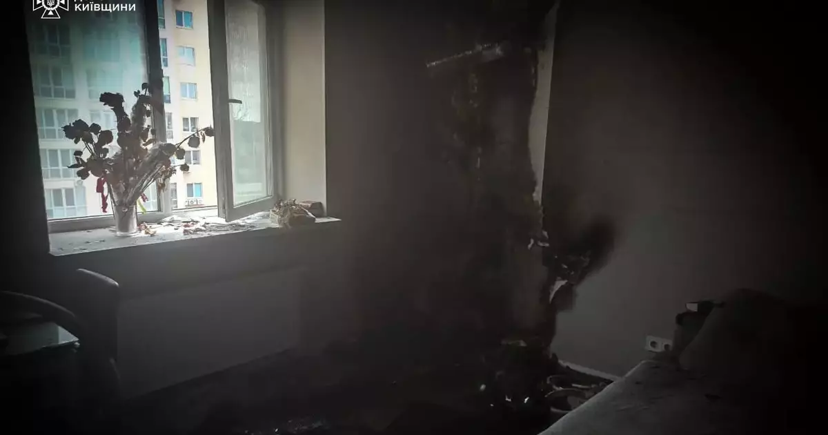 Пожежа у Софіївській Борщагівці: згорів комп’ютерний стіл у багатоповерхівці