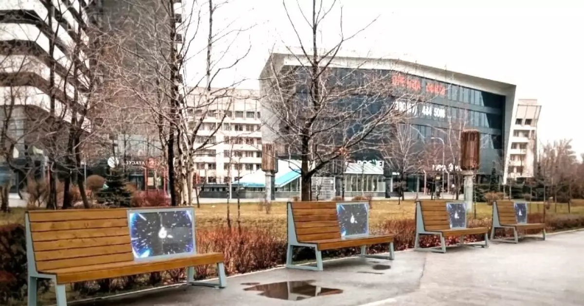 На Контрактовій площі в Києві встановили лавки з екранами для реклами