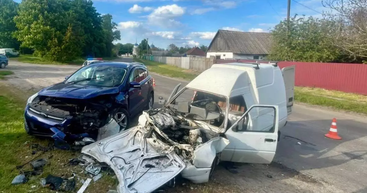 Лобове зіткнення під Києвом: обох водіїв забрали до лікарні