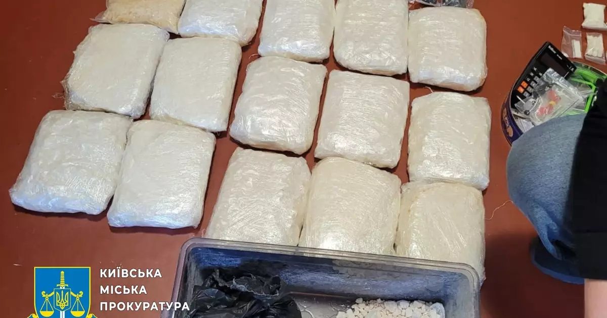 У Києві викрили наркогрупу з 18 кг психотропів: пошта, “закладки” і молодий лідер