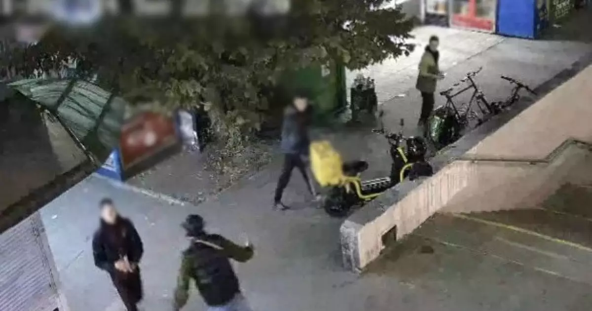 У Києві засудили чоловіка, який з ножем напав на кур’єрів біля ТРЦ
