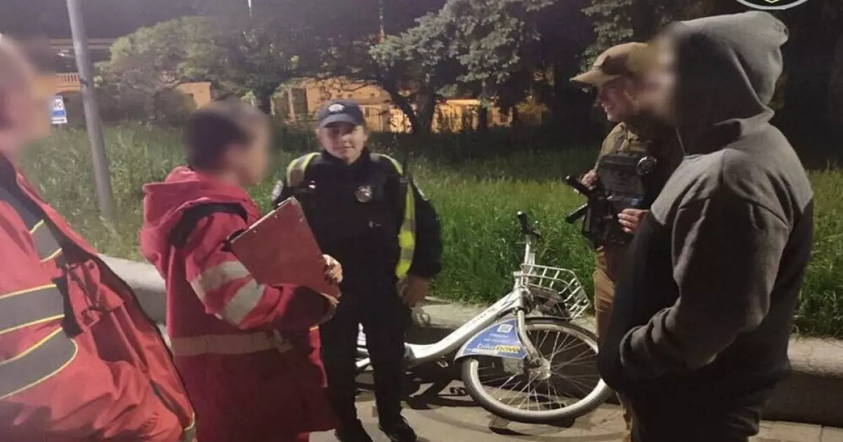 У Києві врятували чоловіка за секунди до стрибка зі скляного мосту