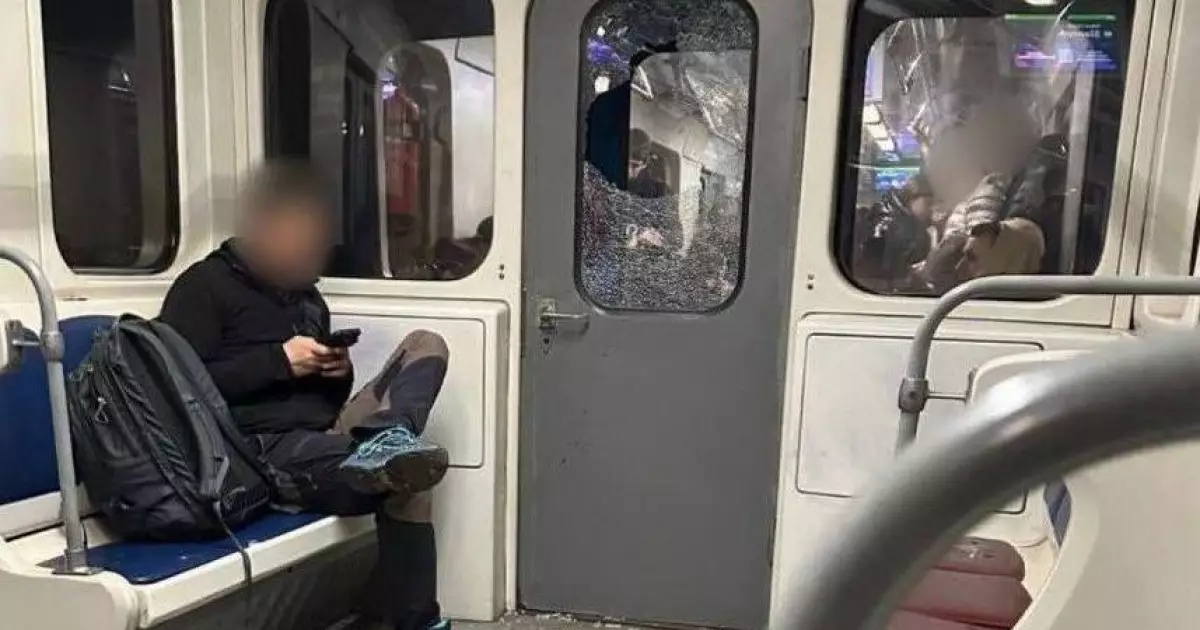 Розбив скло в вагоні метро: в Києві затримали юнака