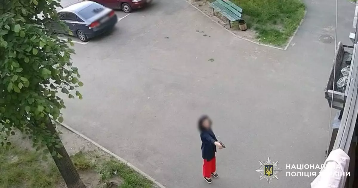 Жінка відкрила стрілянину біля багатоповерхівки у Києві