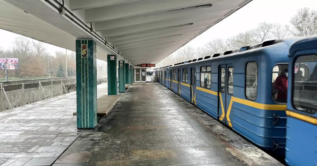 Авто згоріло вщент біля метро "Лівобережна": кадри пожежі