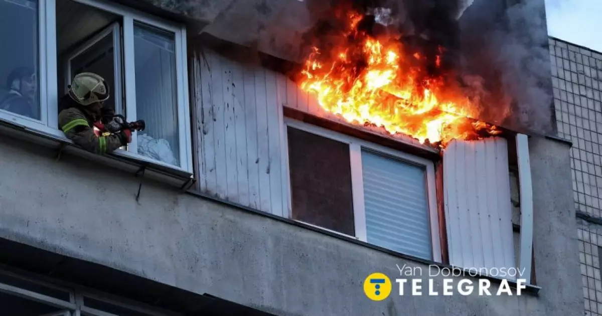 "Палав балкон, вибиті вікна": як виглядає зруйнований обстрілом будинок у Києві