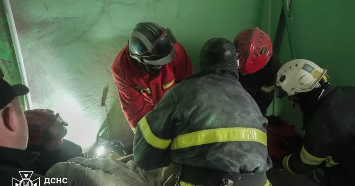 Небезпечна пастка в багатоповерхівці: на Оболоні чоловіка витягли з вентиляційної шахти