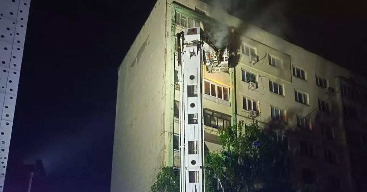 Вночі спалахнув балкон у Києві: рятувальники ледве встигли