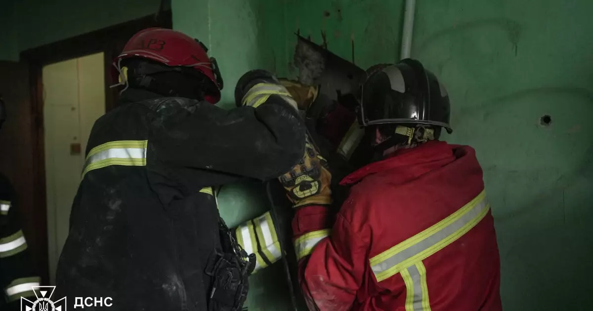 У Києві чоловік провалився в вентиляційну шахту — дивом залишився живим