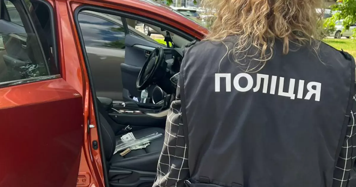 У Києві Нацполіція затримала жінку, яка за 4 тисячі доларів обіцяла зняти військовозобов’язаного з розшуку ТЦК