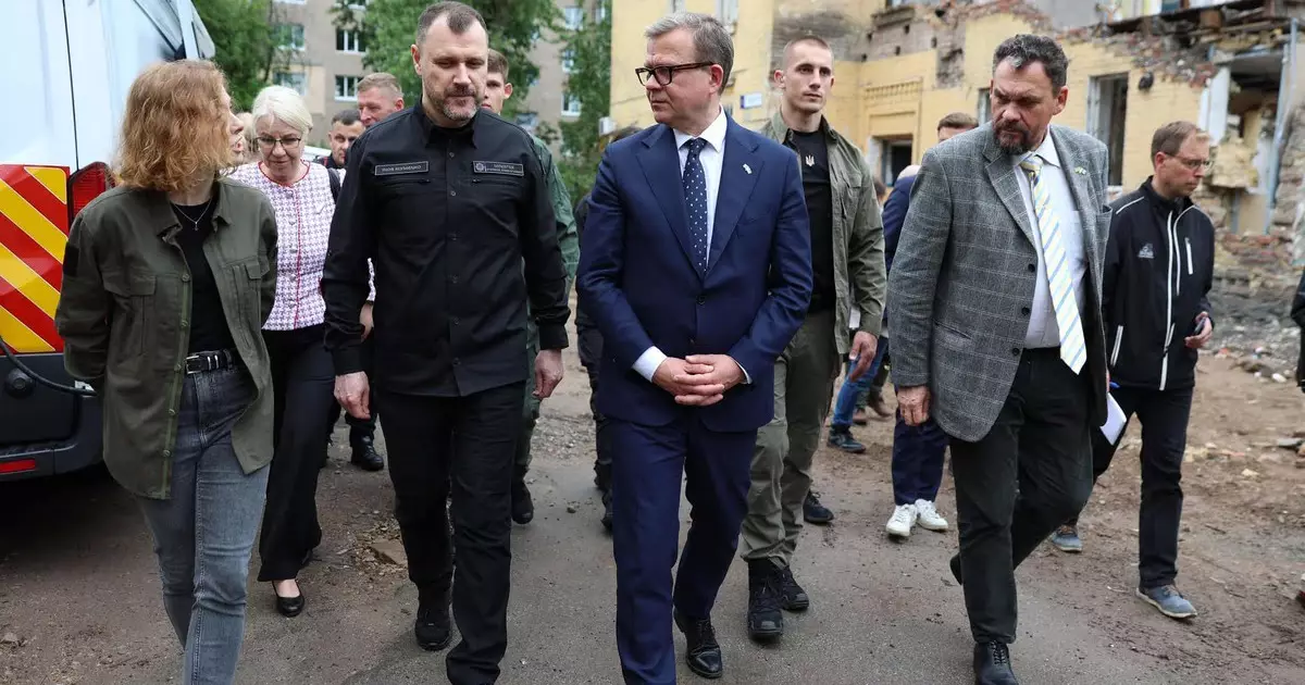 Прем'єр Фінляндії Петтери Орпо в Києві: Візит до місця ракетного удару по Святошинському району