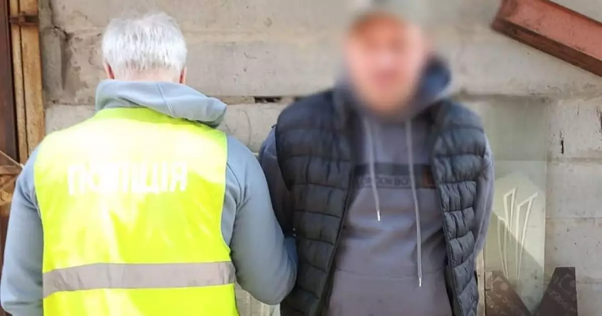 З кулаками за телефон: у Києві затримали нападника, який пограбував перехожого