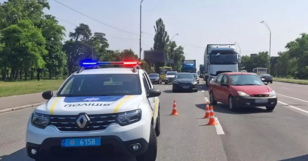 Пожежа на Броварському проспекті: маршрутка зайнялася вогнем
