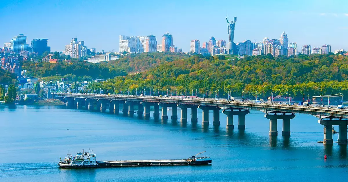 Погоня на мосту Патона: чоловік тікав від ТЦК через вікно автобуса