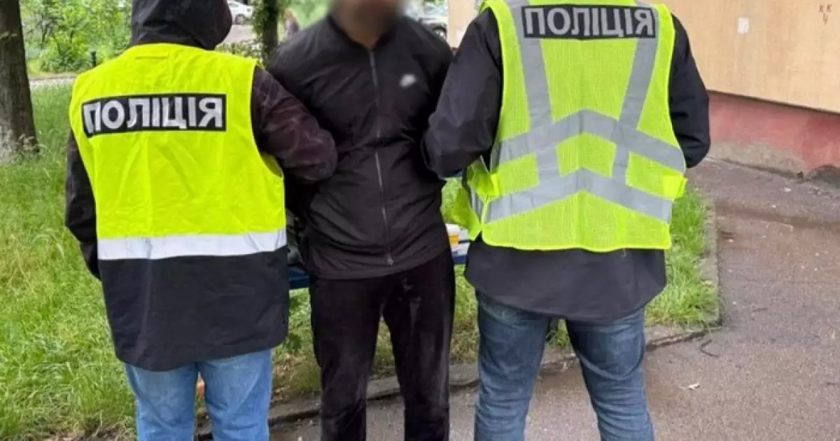 Граната за 5000 гривень: у Києві іноземці тероризували перехожого