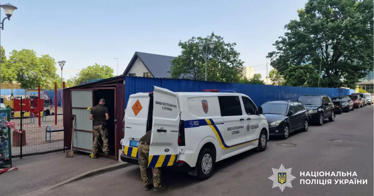 Вибух біля смітника у Києві: постраждали охоронець і перехожий