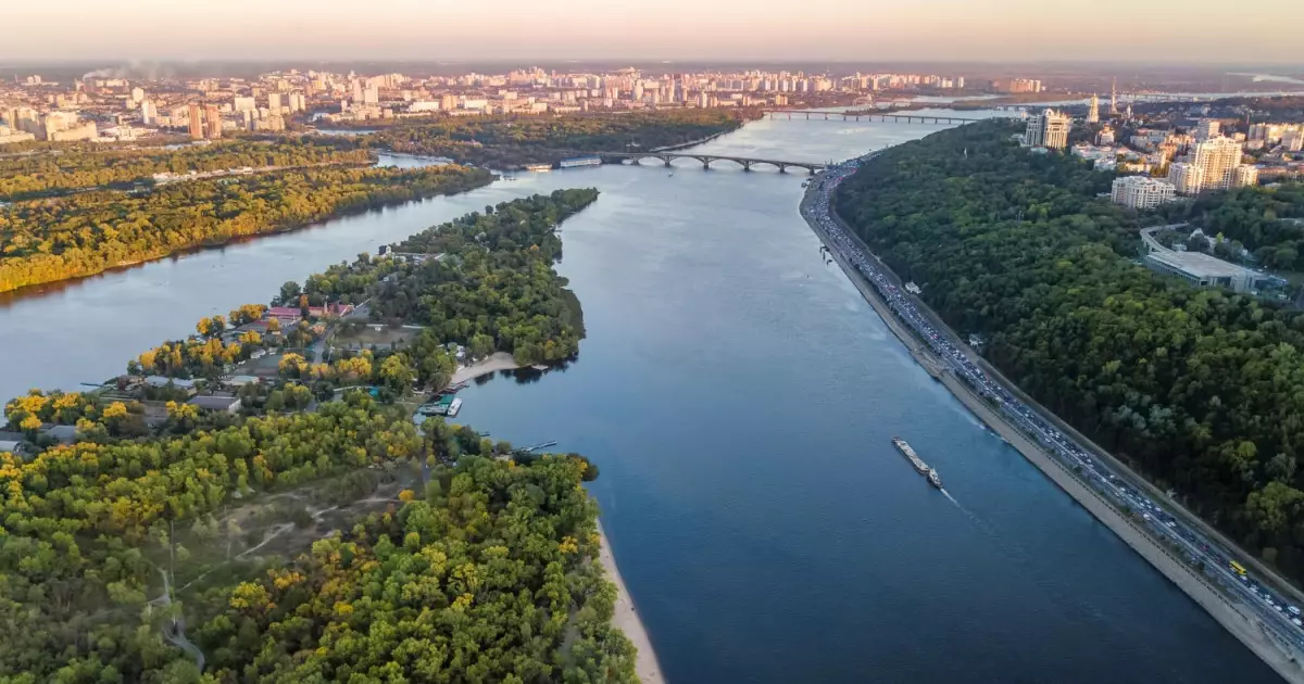 Температура води у Дніпрі біля Києва перевищила 20°C: що це означає для киян?