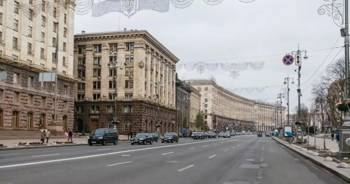 Київ заливають водою: як комунальники рятують місто від спеки