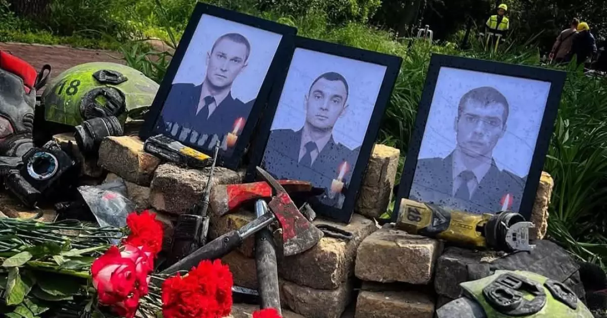 Сьогодні в Києві попрощаються з трьома рятувальниками, загиблими після ракетного обстрілу