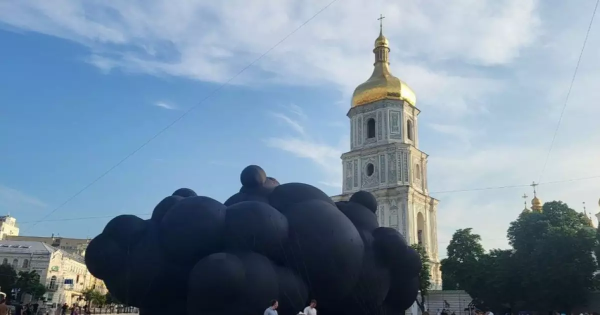 Скульптура «Чорна хмара» на Софіївській площі: символ України на Burning Man