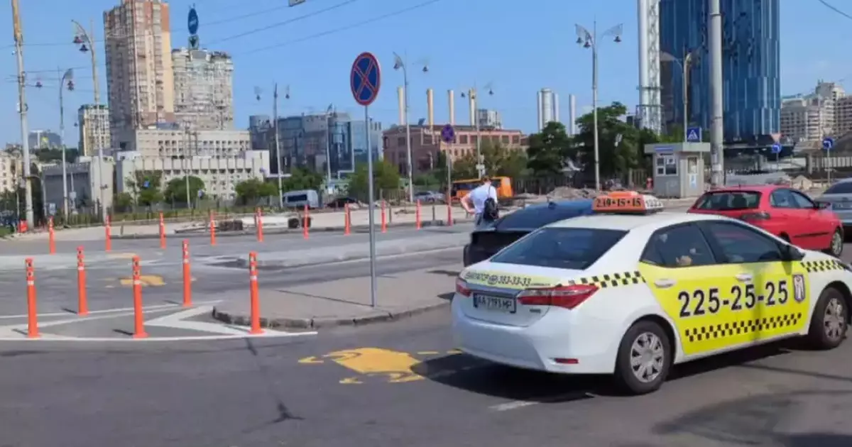 На Вокзальній площі відкрили зону для висадки пасажирів, але водії її ігнорують