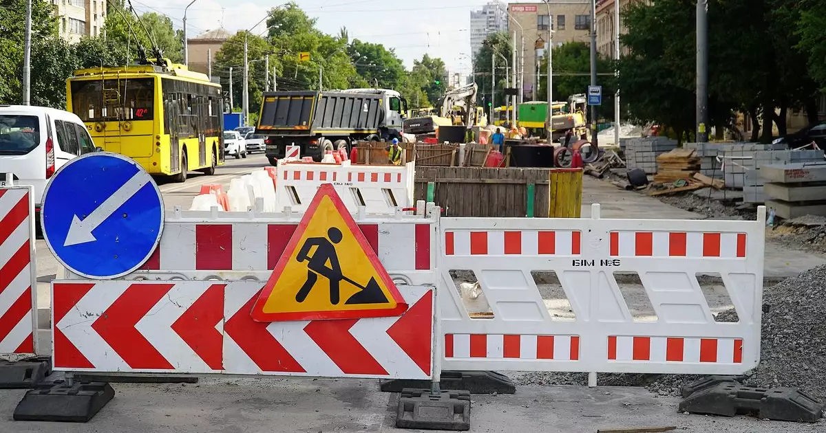 Київ знову у заторах: капітальний ремонт на вулиці Богатирській перекриє рух