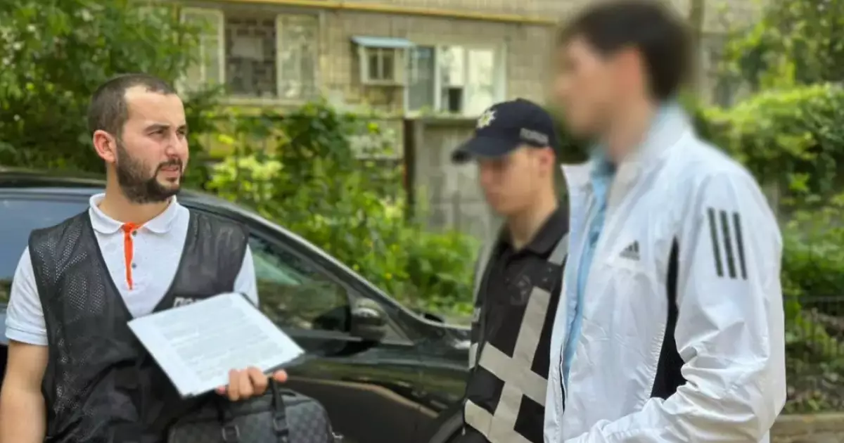 Київський зрадник на замовлення росіян підпалив мікроавтобус військового