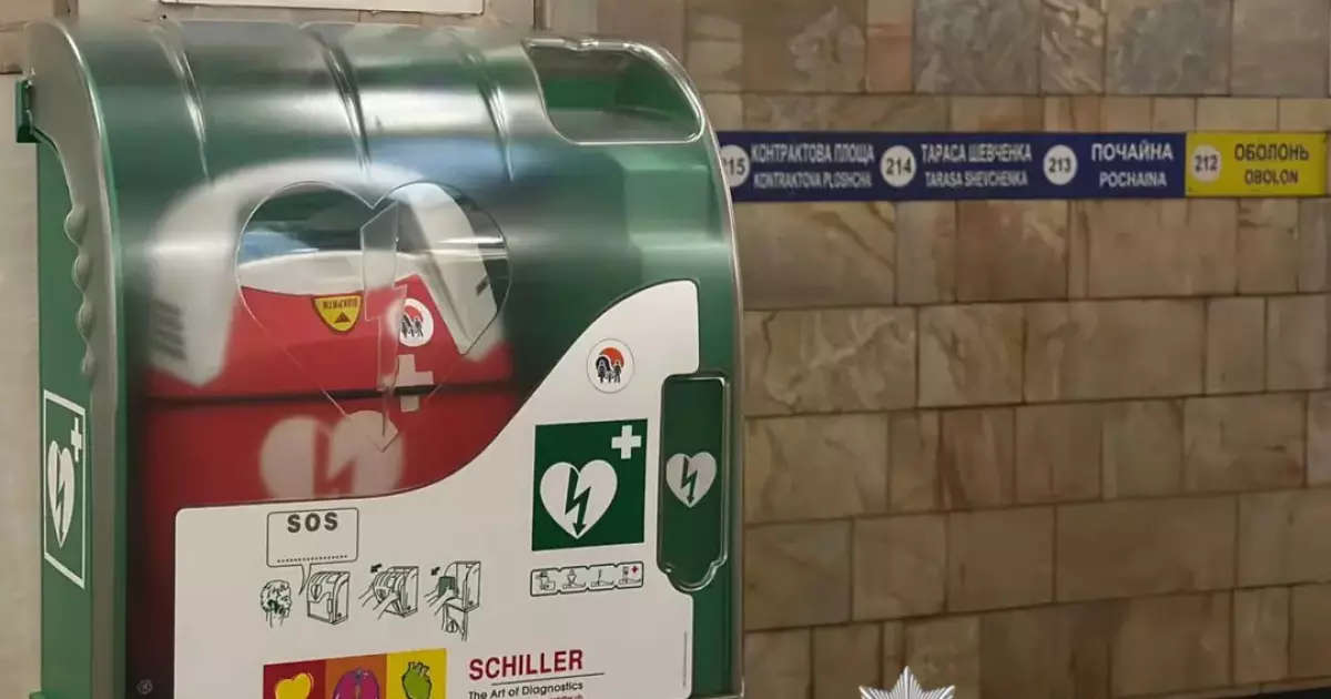 Чоловік намагався вкрасти дефібрилятор на станції метро «Оболонь»