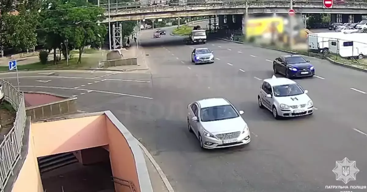 Водій заїхав у підземний перехід на Либідській – відео ДТП
