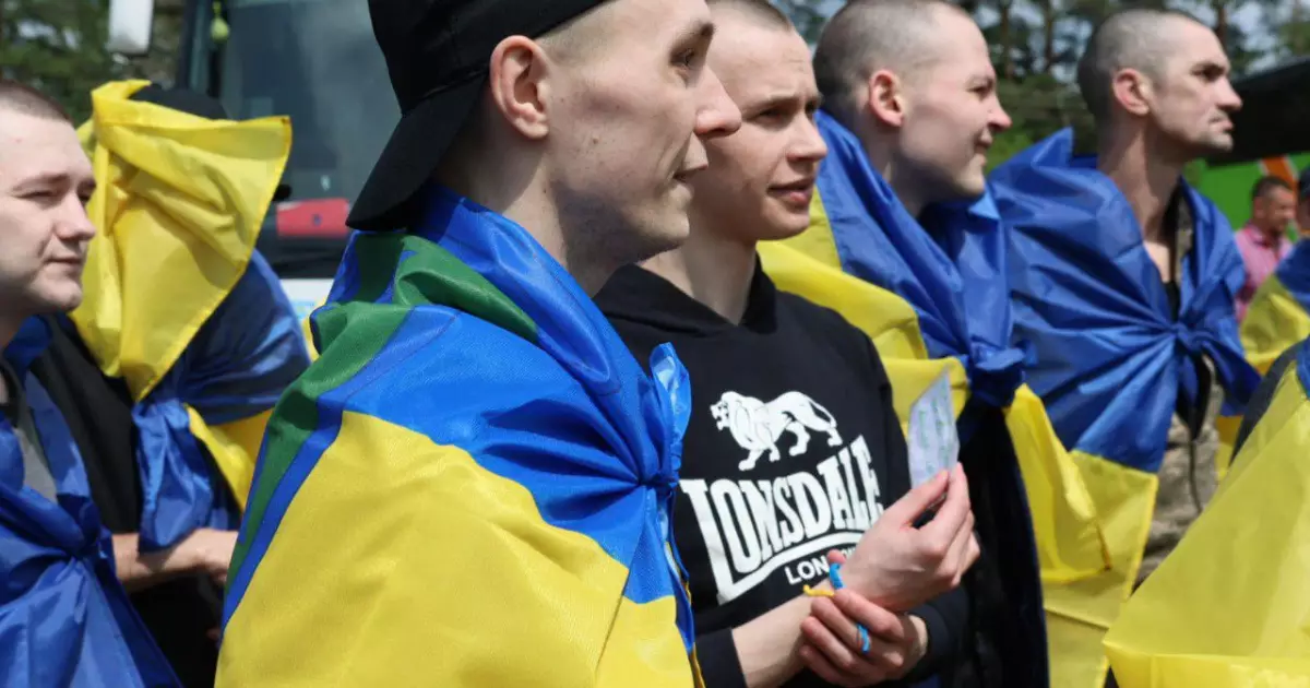 Сльози радості й обійми: українські герої повертаються з полону